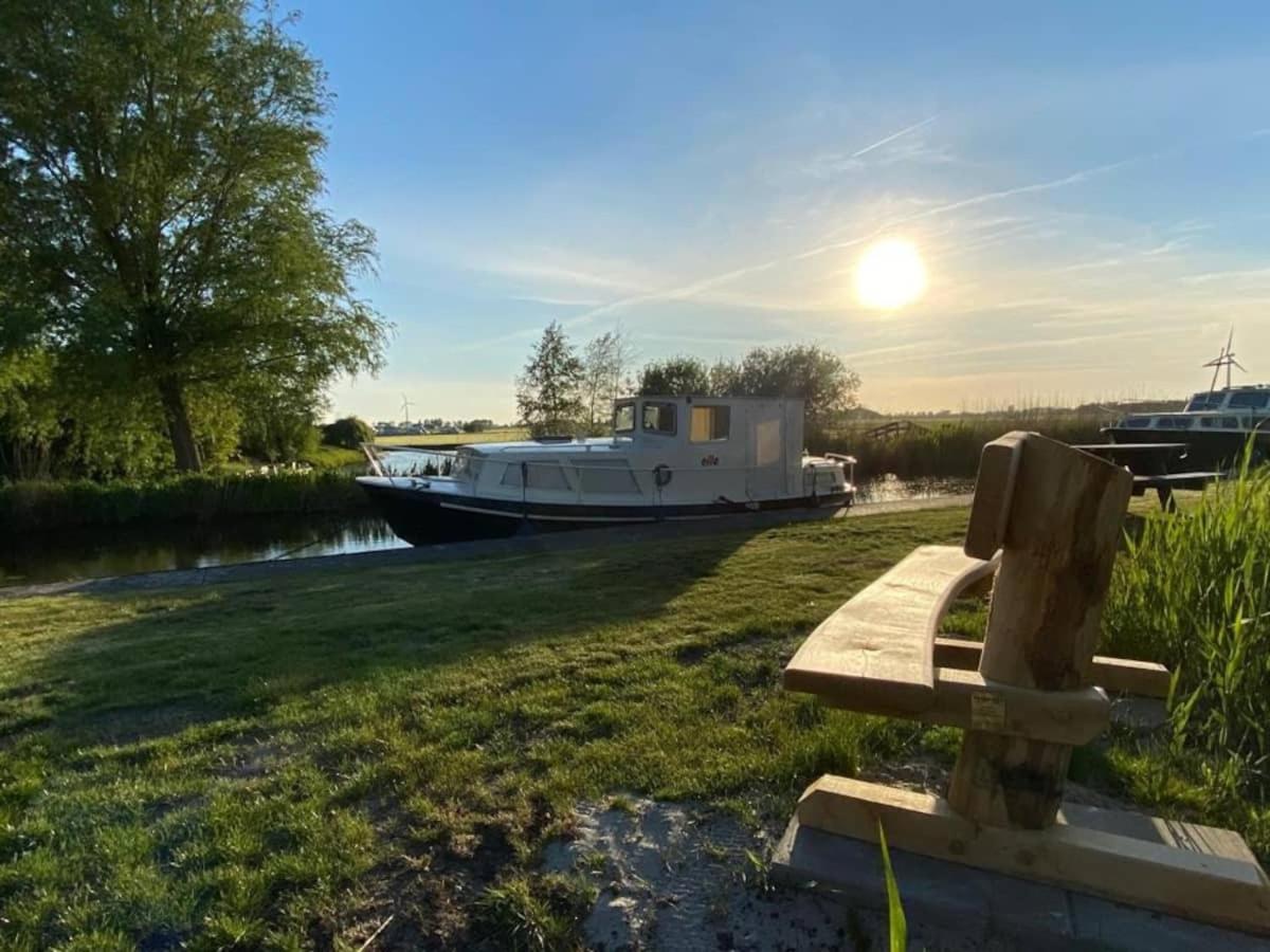 Boat Ella - Kamperen Op Het Water -Niet Om Mee Te Varen -Read Host Profile-Lees Hostprofiel Jutrijp Exterior photo